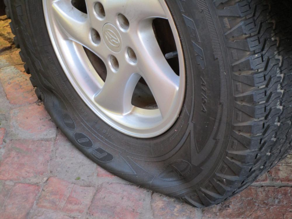 flat-tyre.thumb.jpg.357109799fb33009bca20496a55672e5.jpg