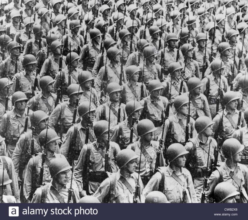 world-war-ii-soldiers-lined-up-circa-1940-1946-CWB2X8.jpg