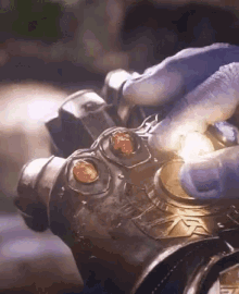 thanos-activate.gif.b1905aac29752942d6934fc19bcc17e2.gif